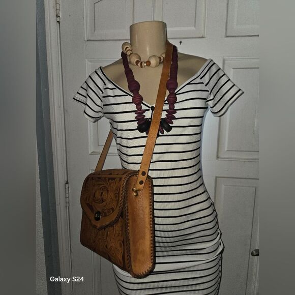 Vintage tooled leather Med. bag 9" - Picture 2 of 16